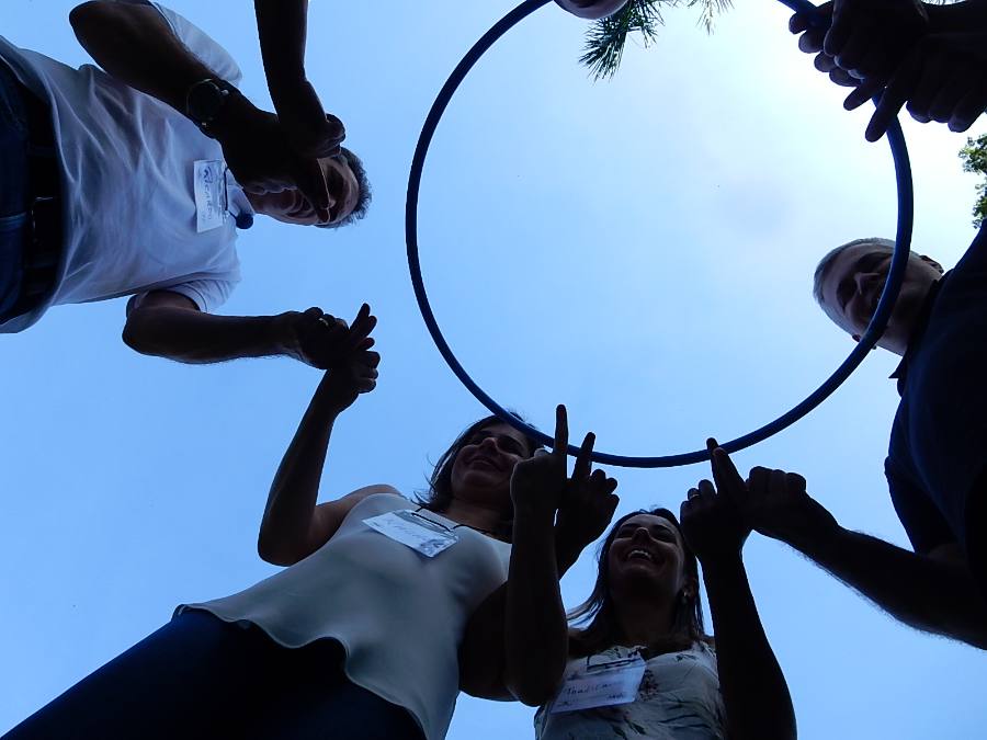 Dinâmica de equipe vista de baixo com bambolê