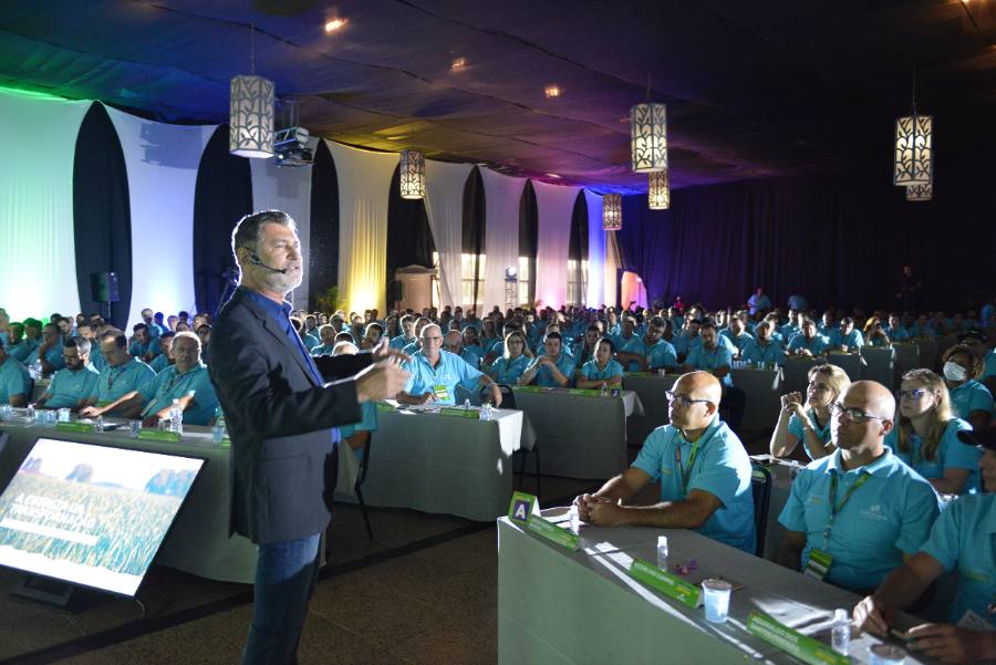 Convenção com centenas de participantes